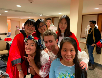 インターナショナル・ショーでソーラン節を他の日本人留学生と、友達を交えてやりました。前列3人はウクライナの踊りとベトナムの踊りもやっていました。